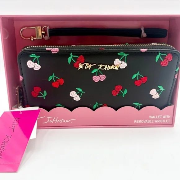 🖤🔹️Betsey Johnson 🔹️Black Cherry Print Wallet Wristlet NWT Zip Around - Picture 2 of 3